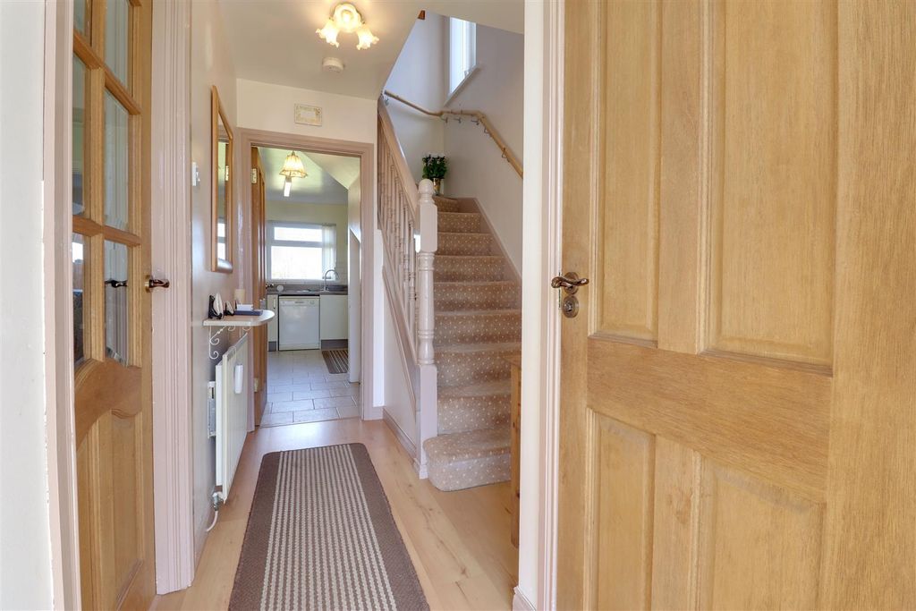 Property photo 2 of 21 Hallway