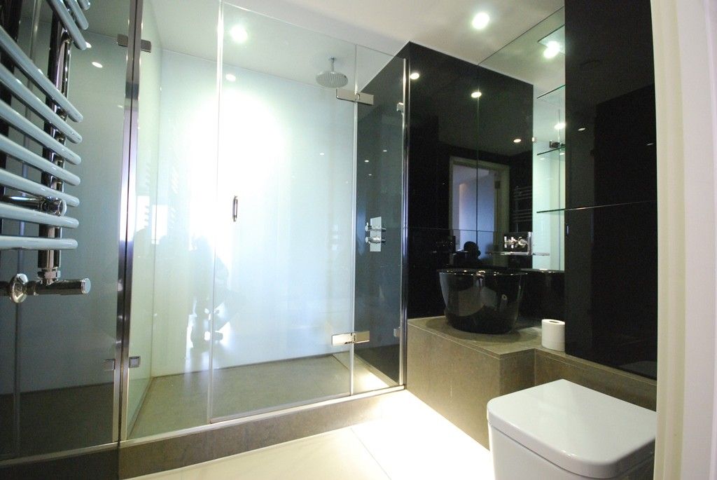 Property photo 2 of 11 Bathroom