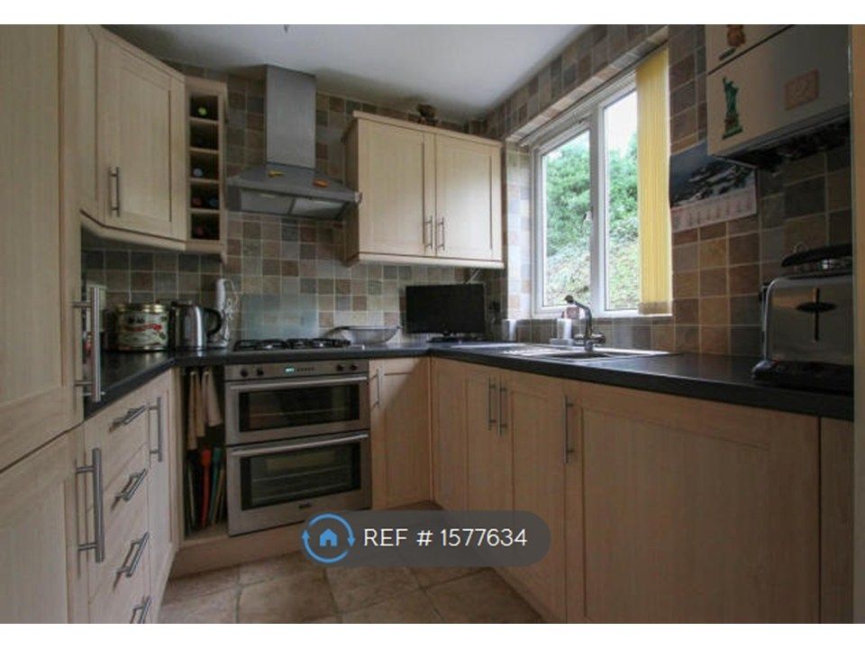 Property photo 3 of 7 Modern Kitchen