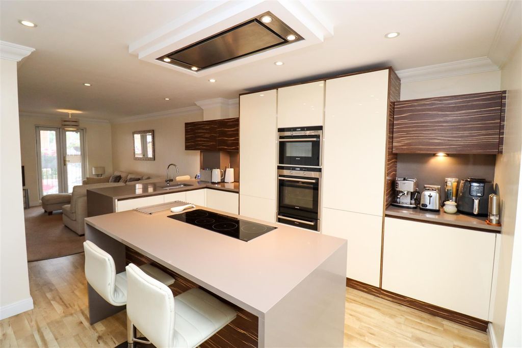 Property photo 3 of 22 Kitchen/Breakfast/Family Room