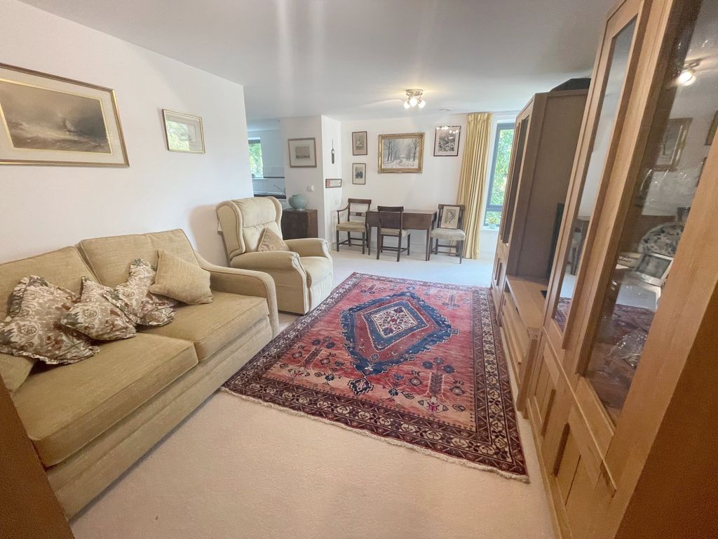 Property photo 3 of 17 Lounge