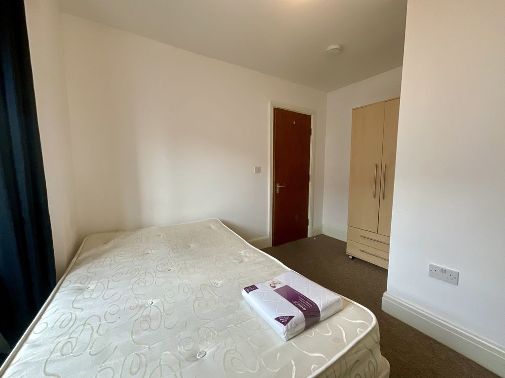 Property photo 2 of 20 A Bright And Spacious Master Bedroom Featuring A c...