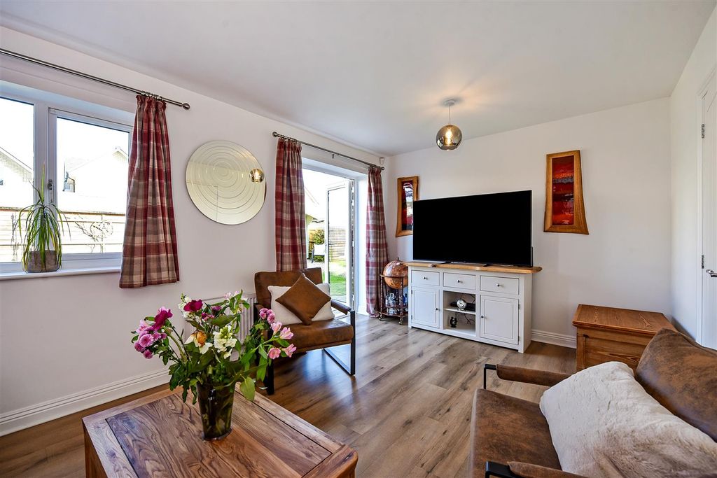 Property photo 3 of 25 Ph8_5817747.Jpg