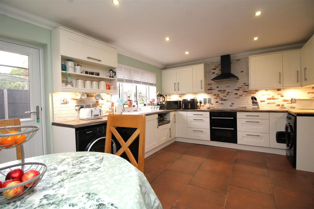 Property photo 2 of 18 Kitchen Diner.Jpg