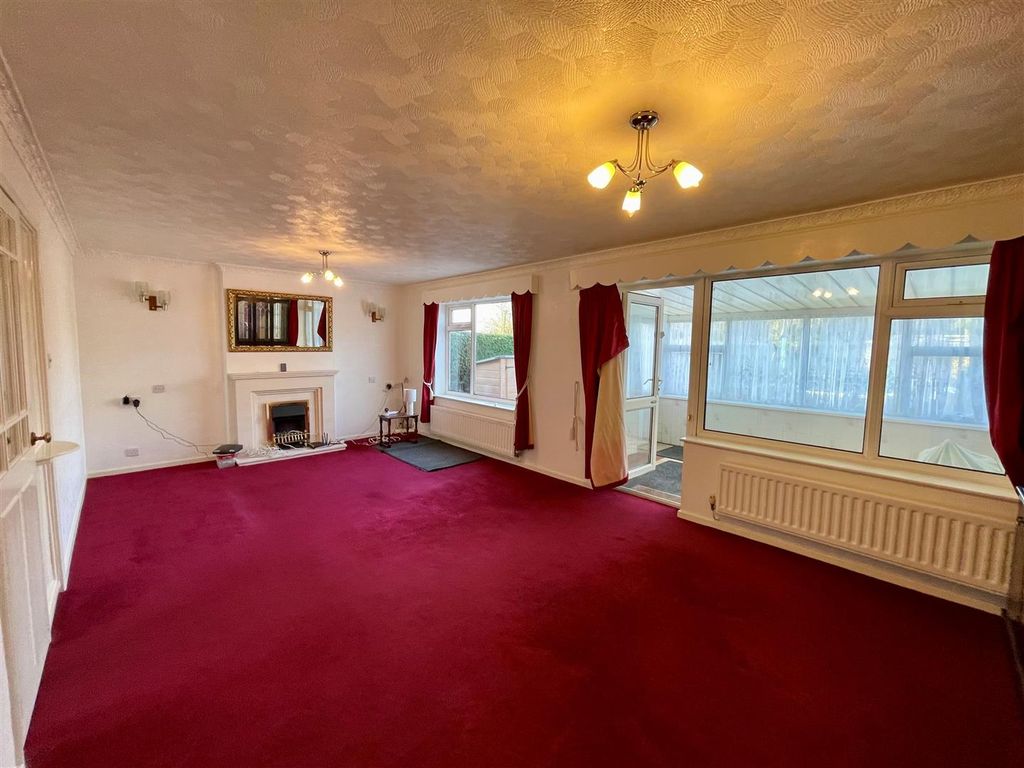 Property photo 2 of 18 Lounge