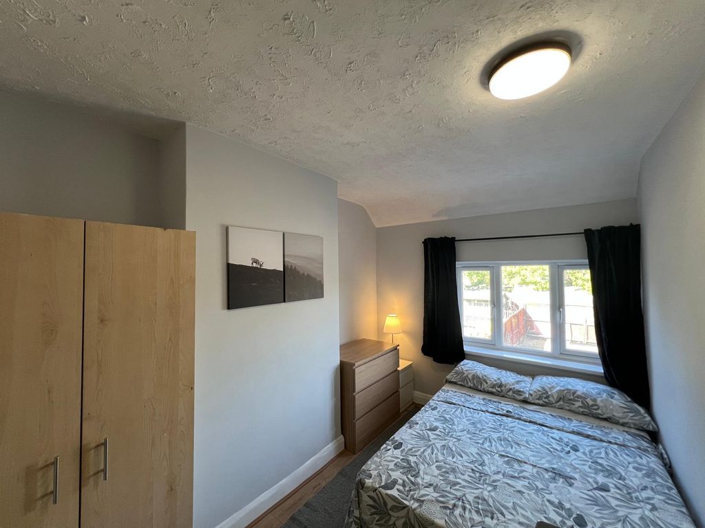 Property photo 3 of 5 Room