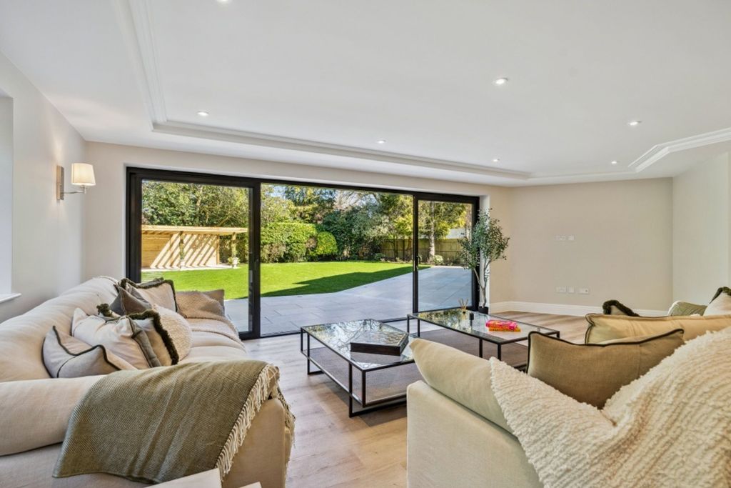 Property photo 3 of 35 Snug
