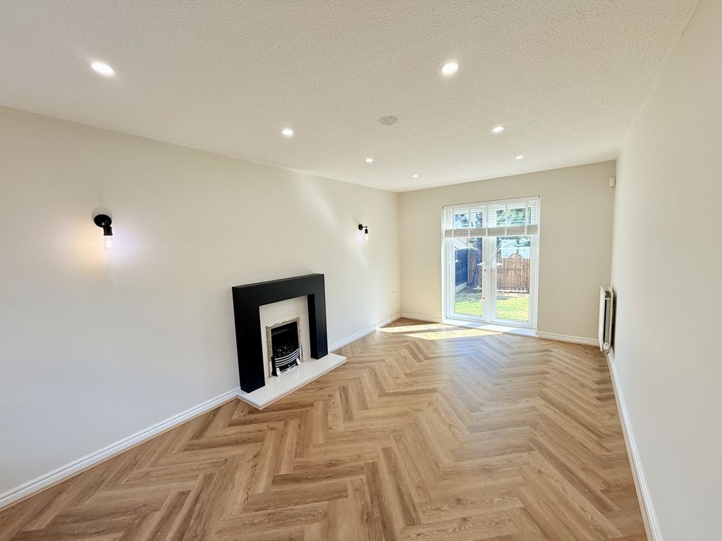 Property photo 2 of 18 Image00020