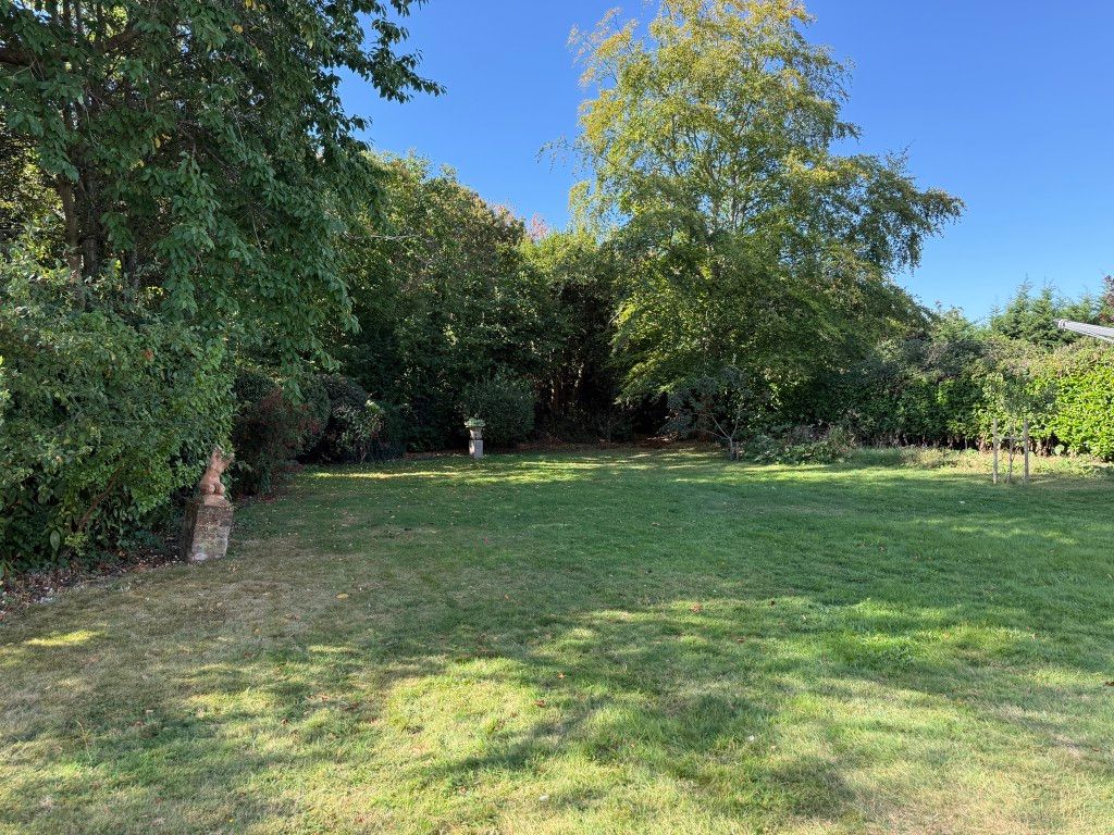 Property photo 2 of 12 Communal Gardens
