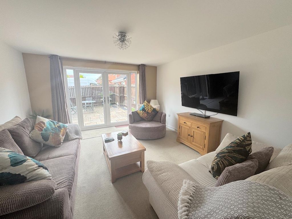 Property photo 3 of 13 Lounge