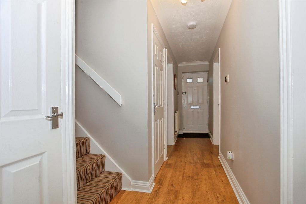 Property photo 3 of 27 Entrance Hall