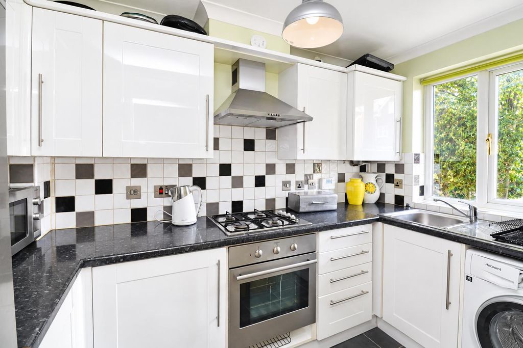 Property photo 3 of 18 Kitchen
