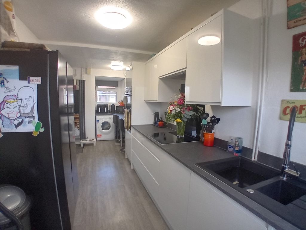 Property photo 3 of 11 Kitchen