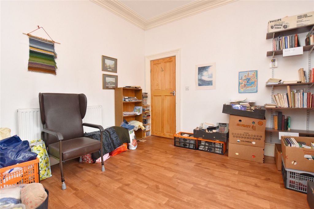 Property photo 3 of 17 Lounge