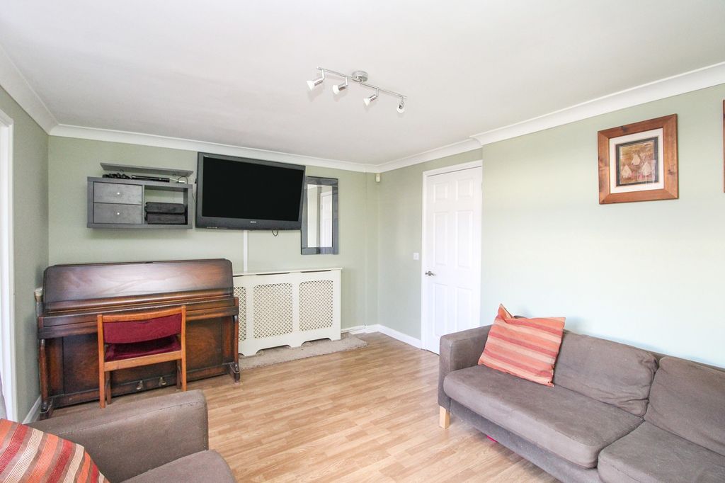 Property photo 3 of 13 Lounge