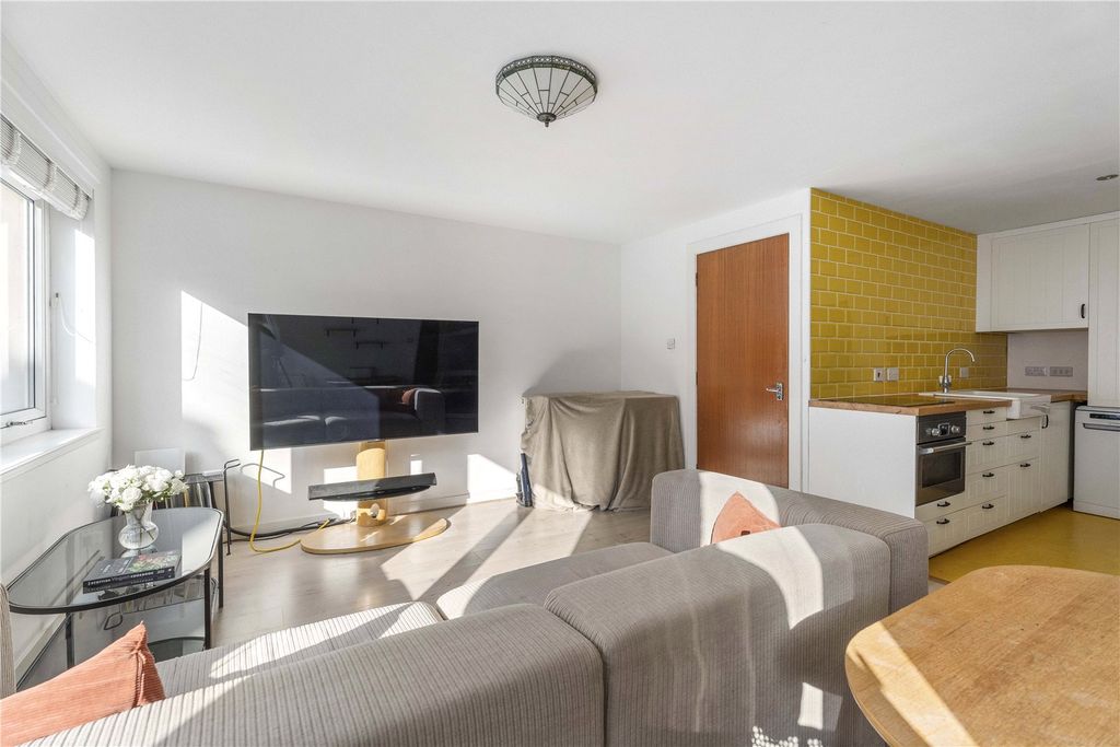 Property photo 3 of 14 Trafalgar Lane