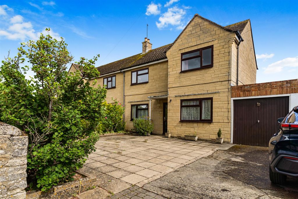 Property photo 1 of 16 10 Banbury Road-7.Jpg