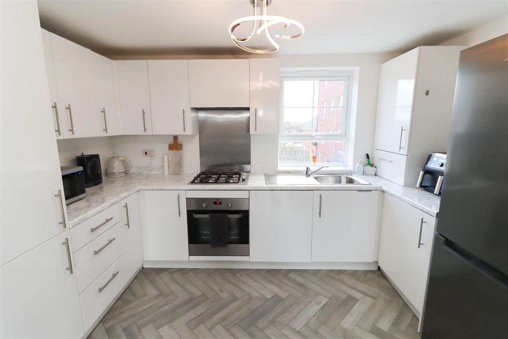 Property photo 3 of 12 Kitchen