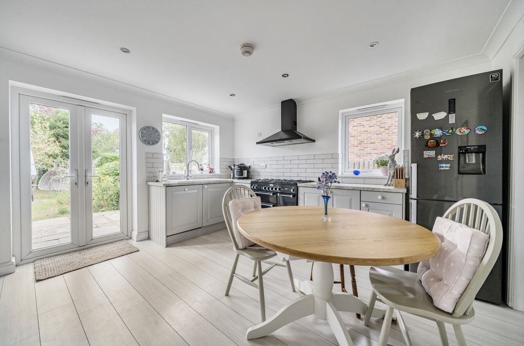 Property photo 2 of 17 1329455-32-688107...
