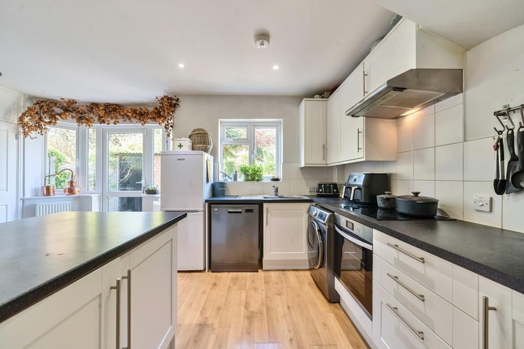 Property photo 3 of 9 Kitchen