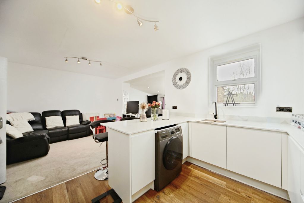 Property photo 3 of 16 Kitchen/Breakfast Bar