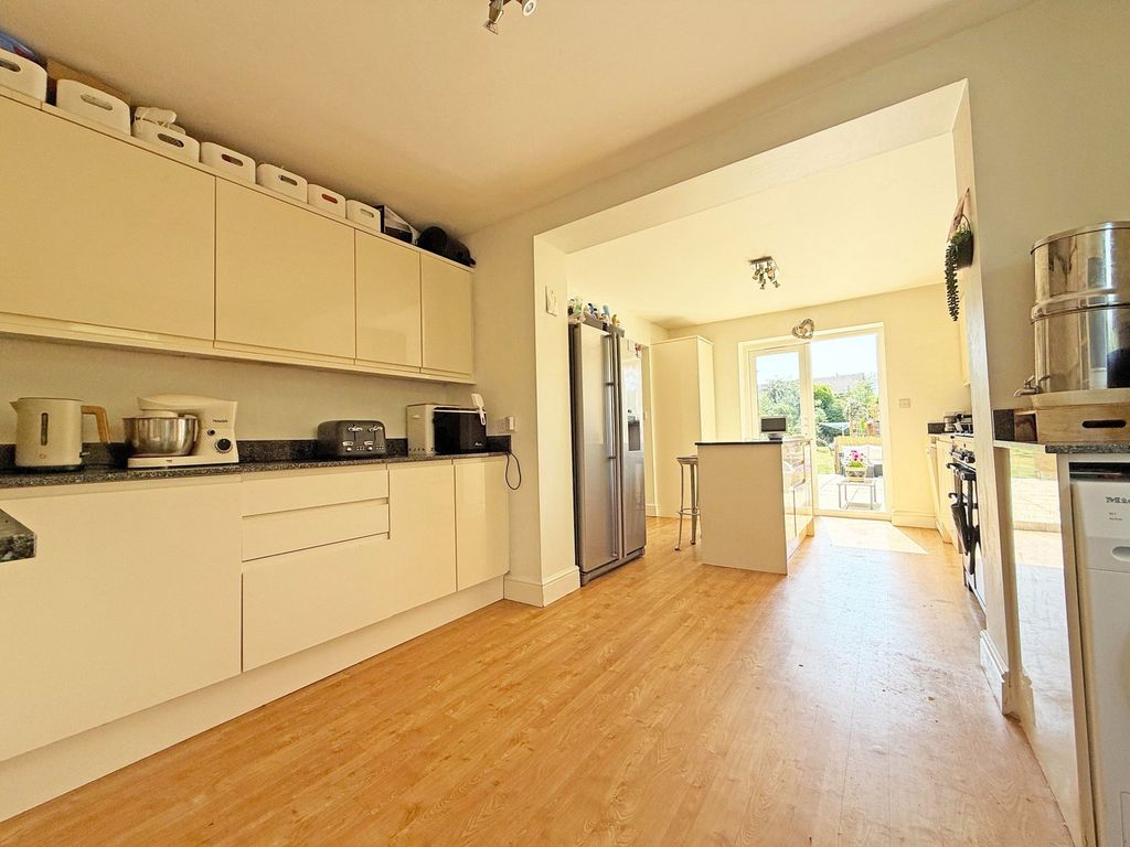 Property photo 2 of 21