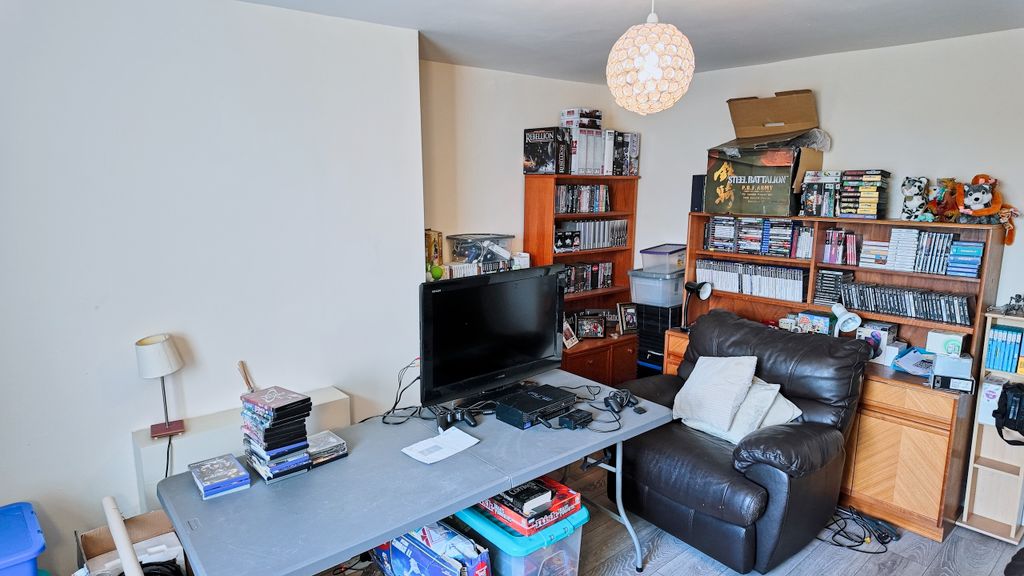 Property photo 3 of 16 Lounge