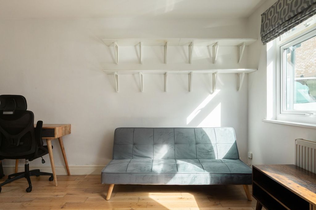 Property photo 2 of 10 Clarence Mews E5