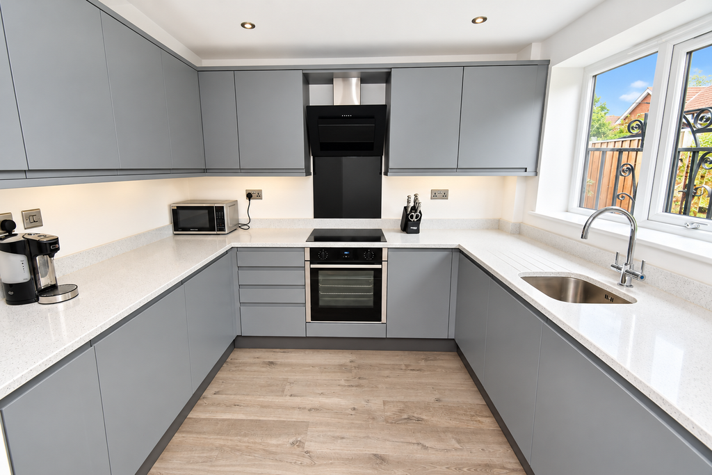 Property photo 3 of 11 Kitchen