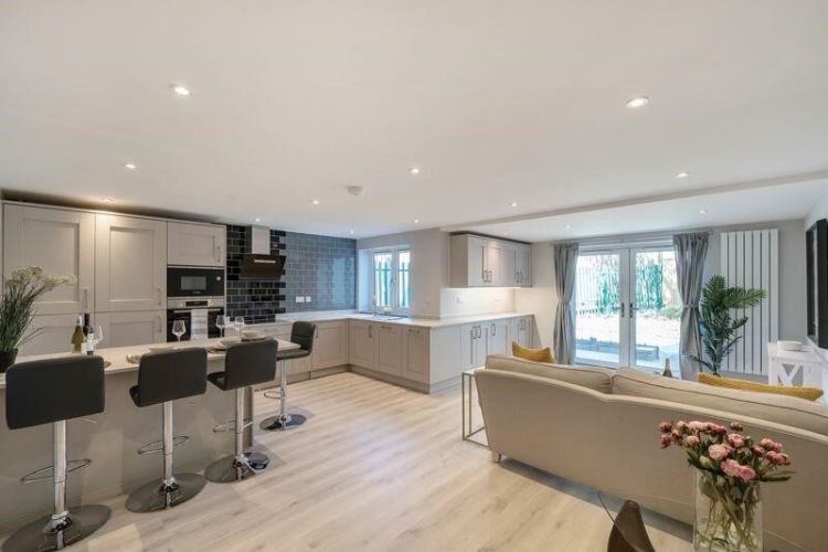 Property photo 1 of 7 72183_12059981_Im...