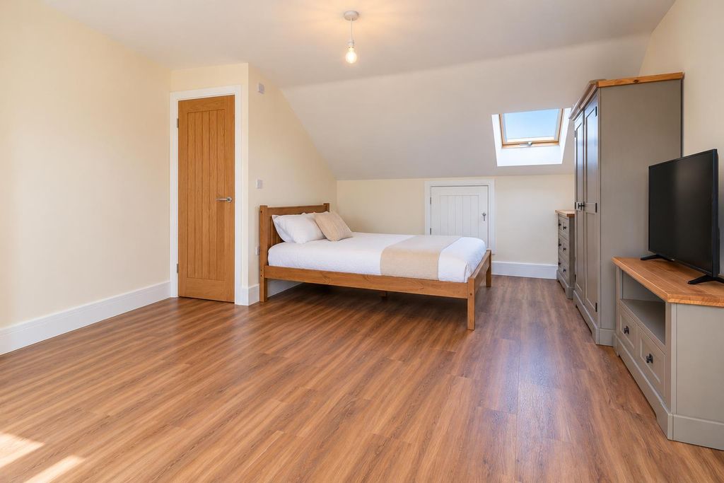 Property photo 3 of 15 Room Picture.Png