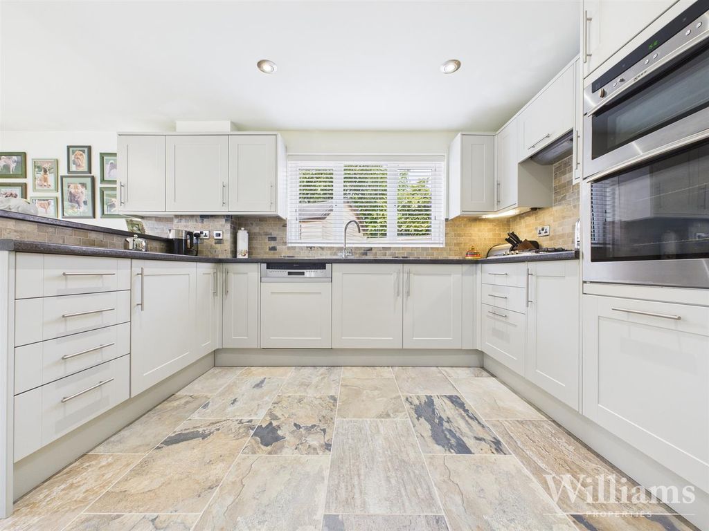 Property photo 3 of 27 Kitchen / Breakfast Room