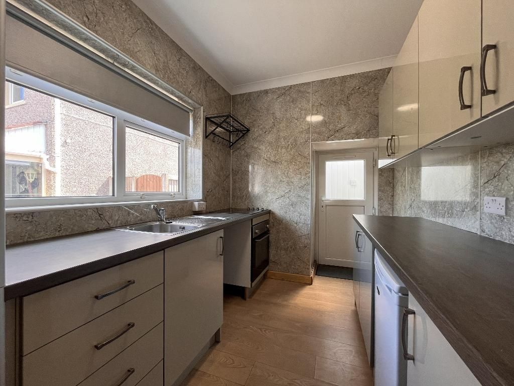 Property photo 3 of 12 Kitchen