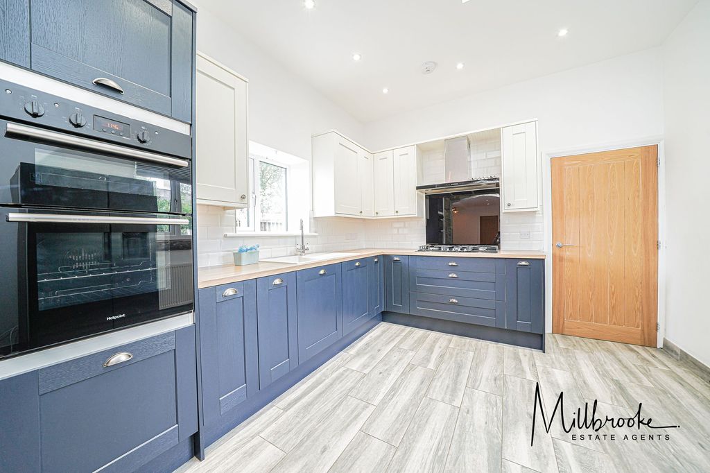 Property photo 2 of 52