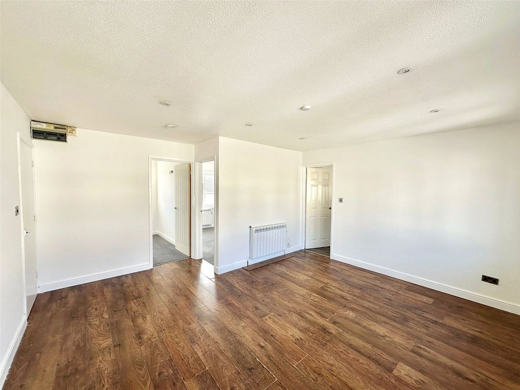 Property photo 2 of 8 Picture No. 01