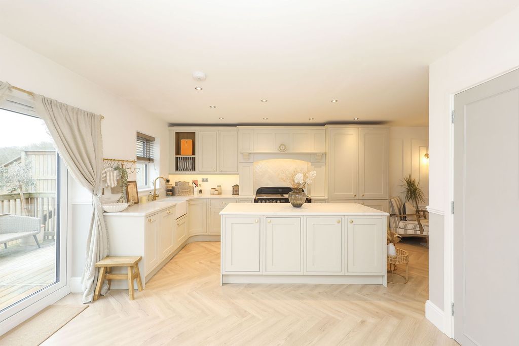 Property photo 3 of 38