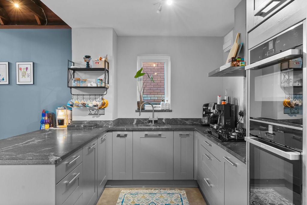 Property photo 3 of 24