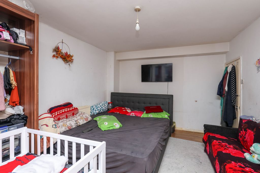 Property photo 1 of 11 37 Seventh Avenue, London E12 5Jj