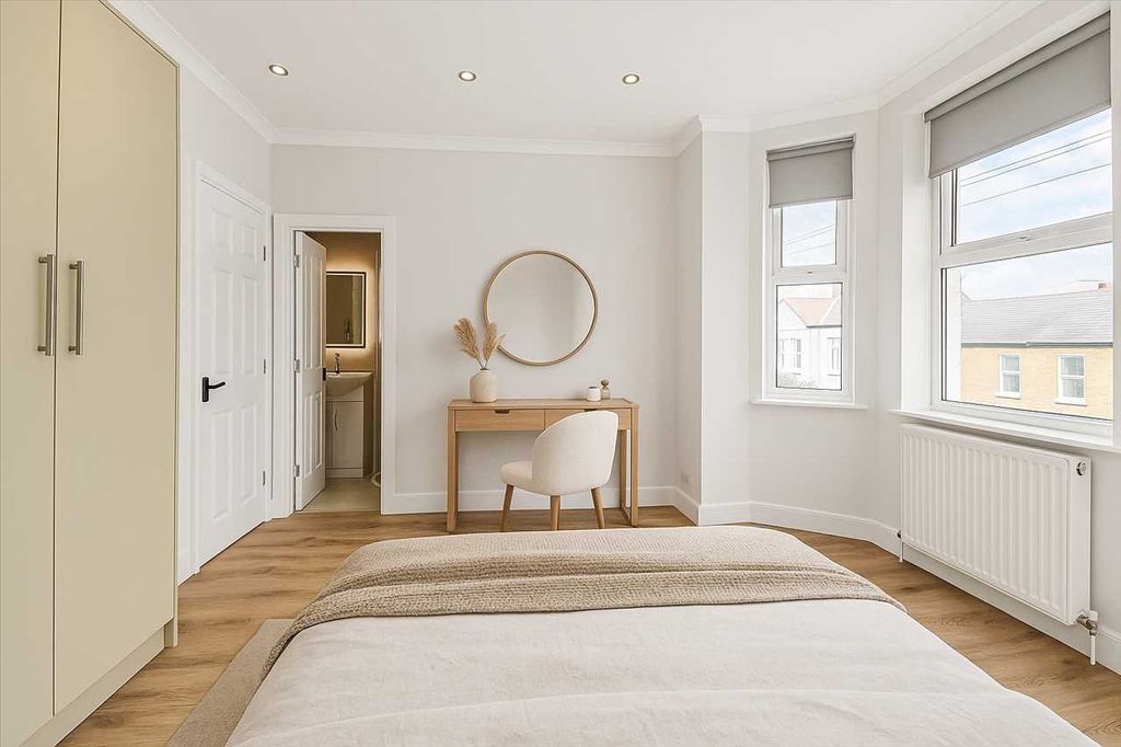 Property photo 3 of 7 En Suite Bathroom