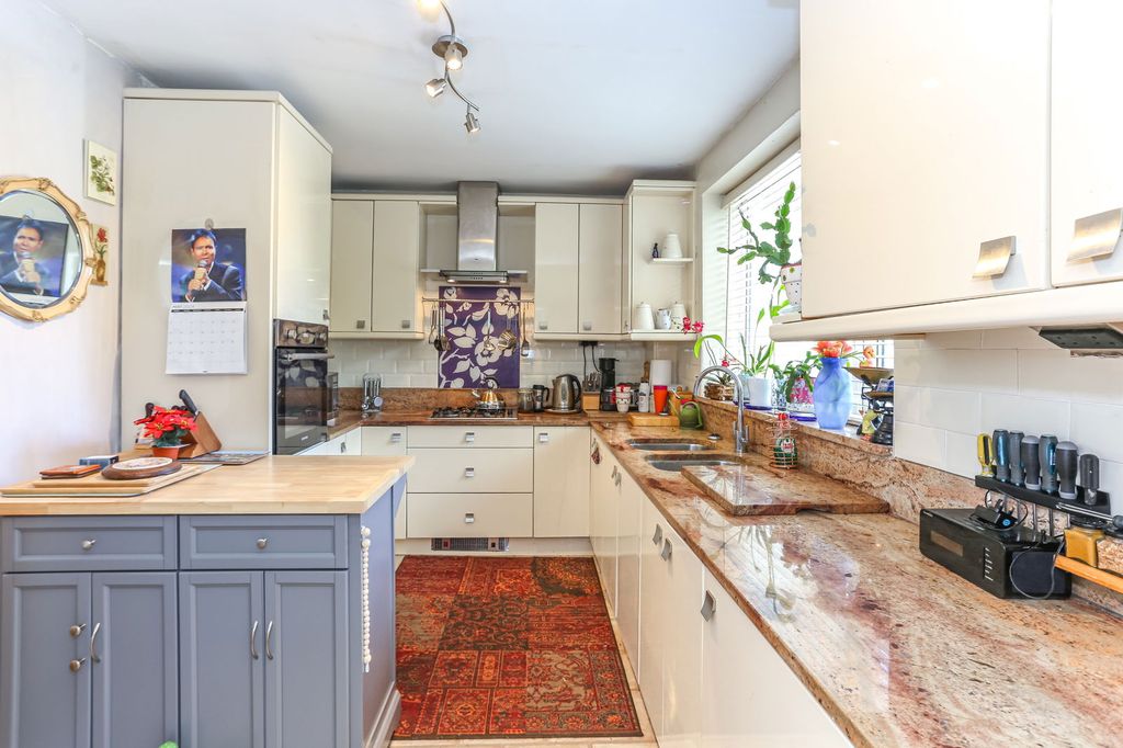 Property photo 2 of 32