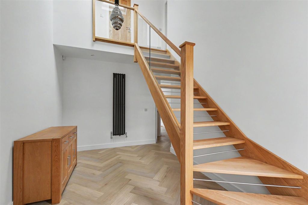 Property photo 2 of 61 Hallway_1.Jpeg