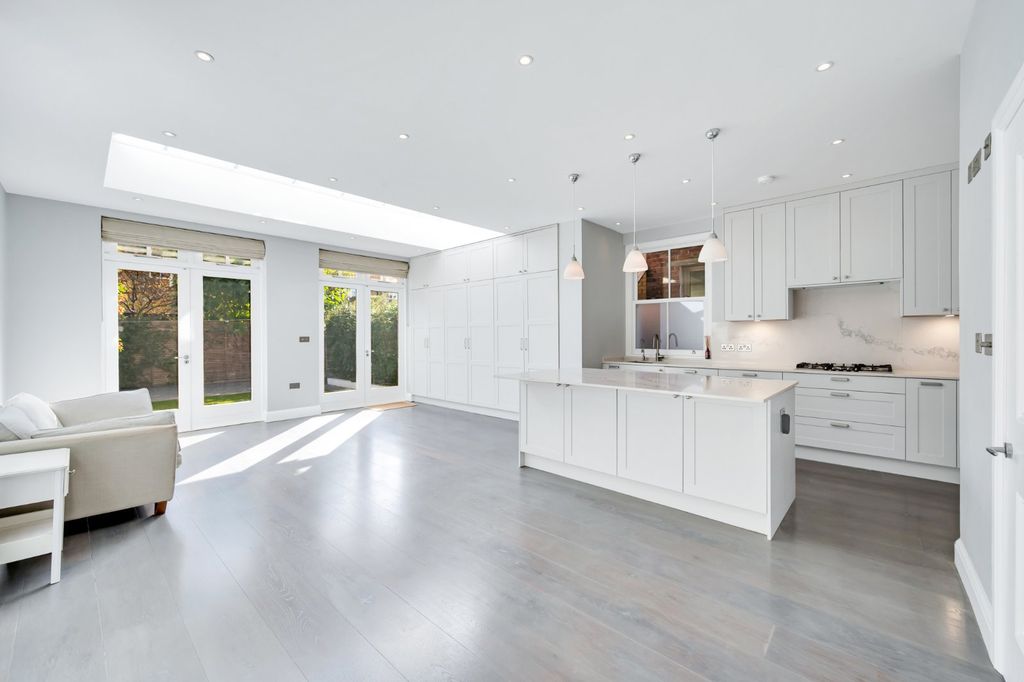 Property photo 1 of 9 Kitchen/Dining