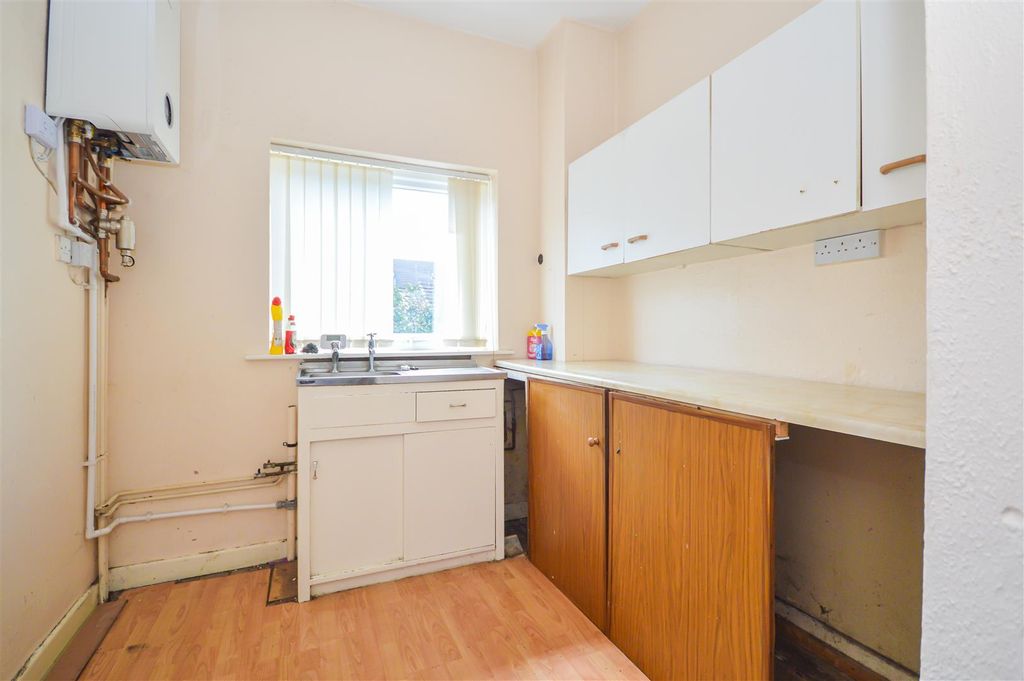Property photo 3 of 10 Kitchen