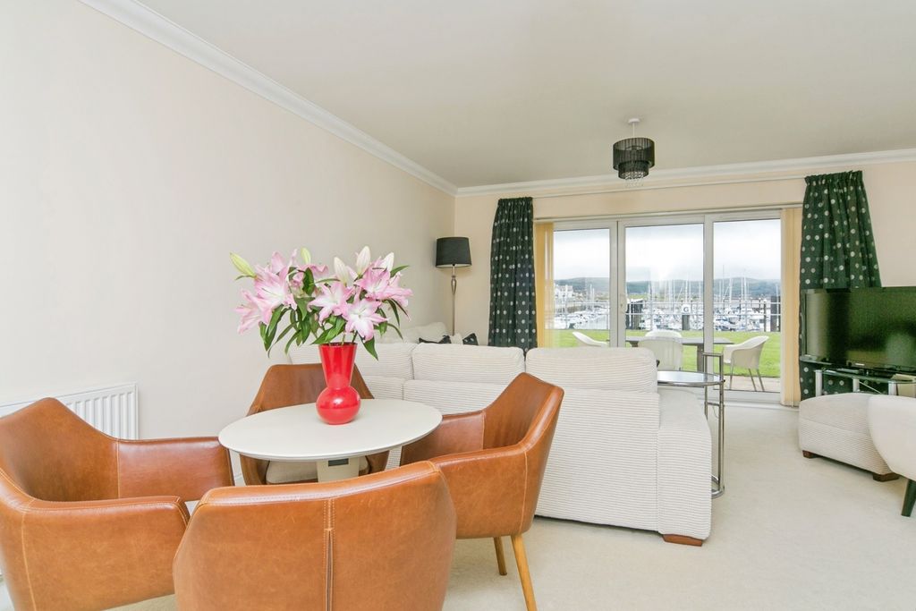 Property photo 3 of 20 Living Room