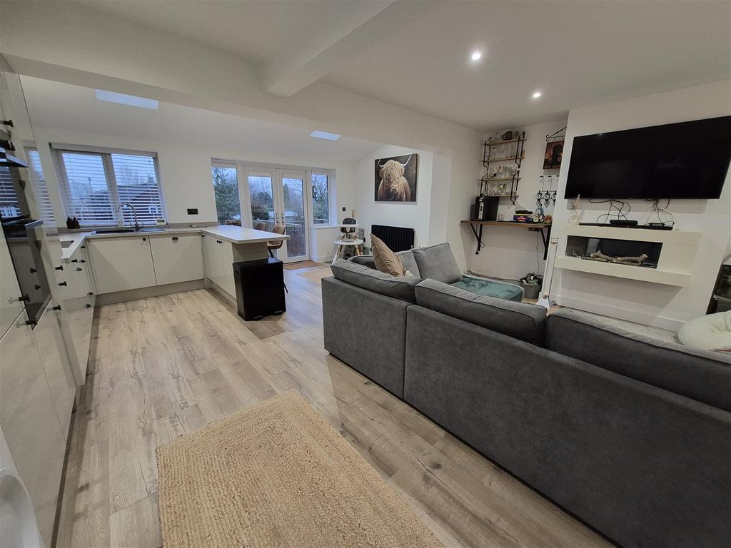 Property photo 2 of 40 Living Kitchen