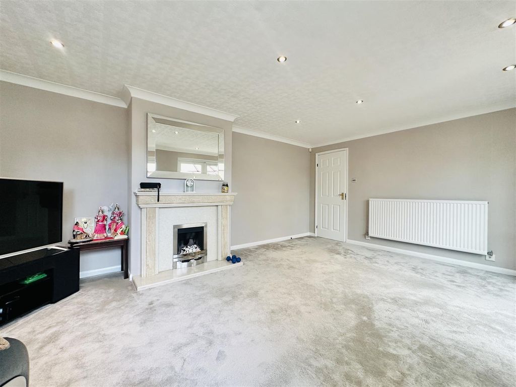 Property photo 2 of 33 Lounge