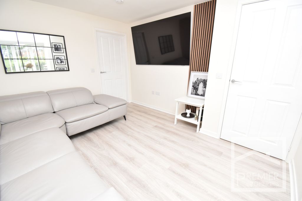 Property photo 3 of 18 Lounge