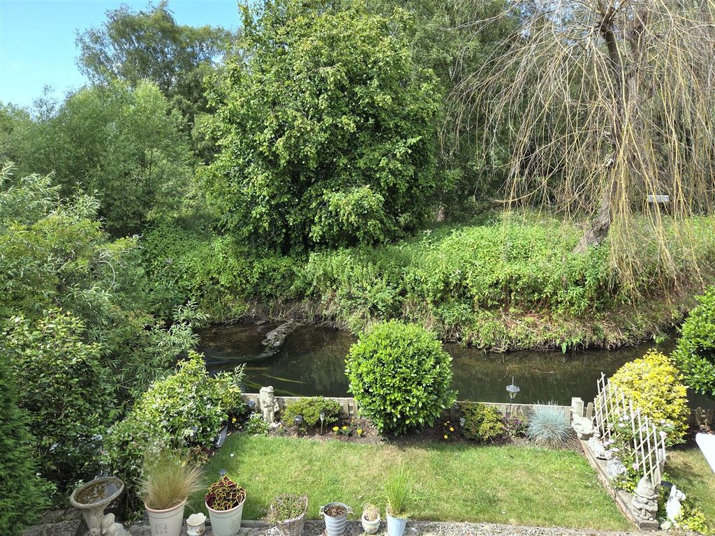 Property photo 2 of 20 Conservatory Outlook