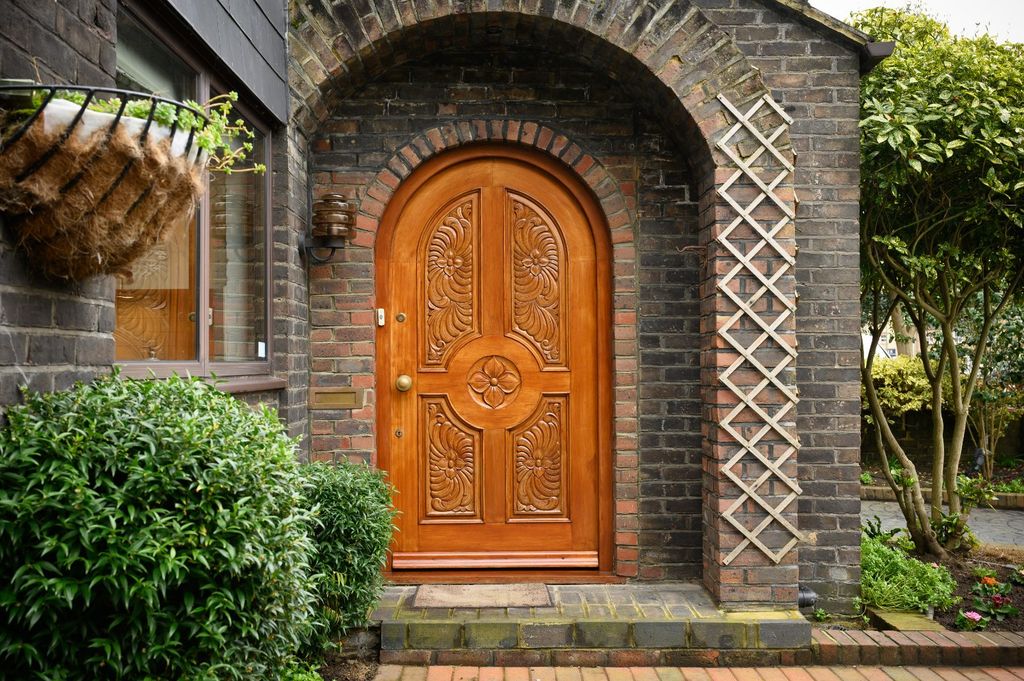 Property photo 2 of 20 Doorway