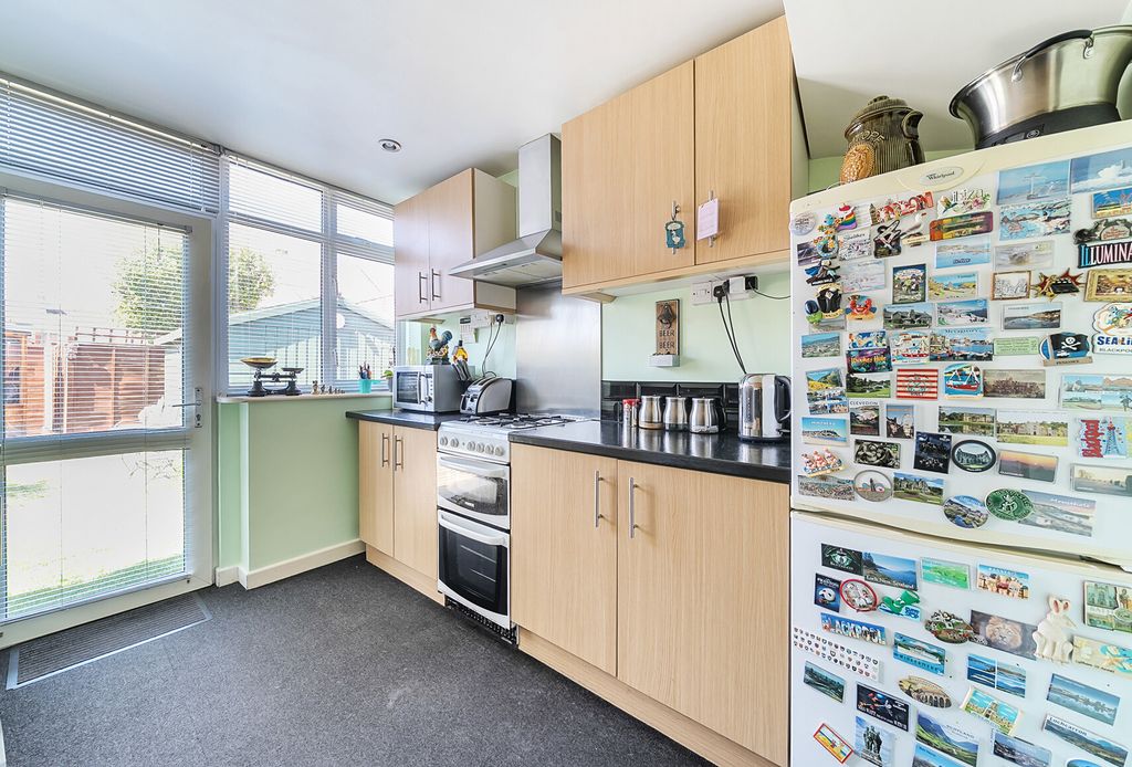Property photo 2 of 17 1335497-11-689603...